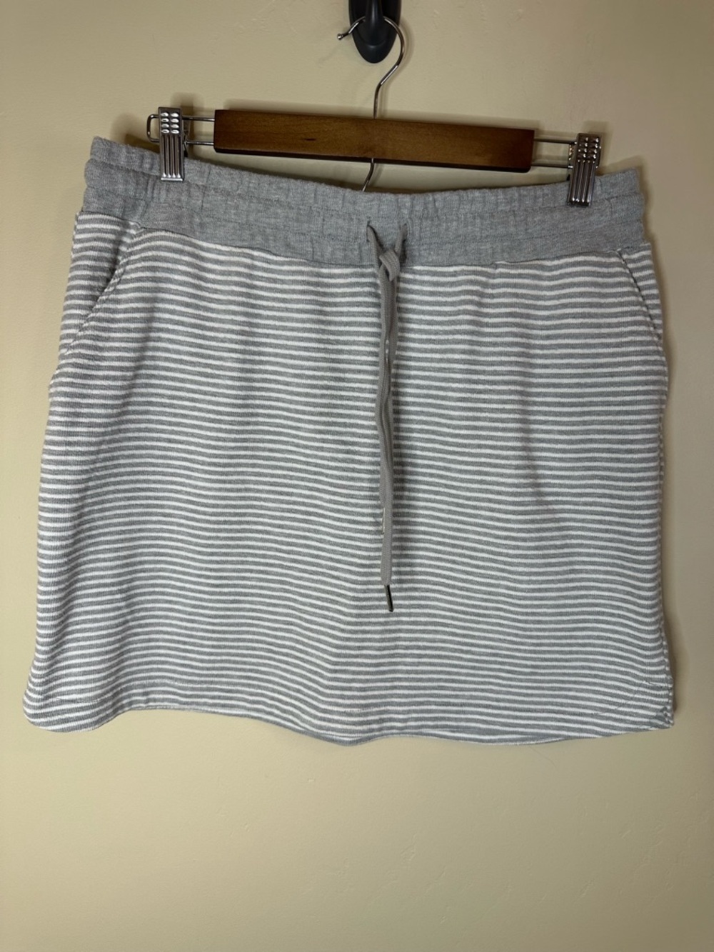 Maurices Women’s Medium Gray White Striped Knit Mini Skirt Drawstring Pockets